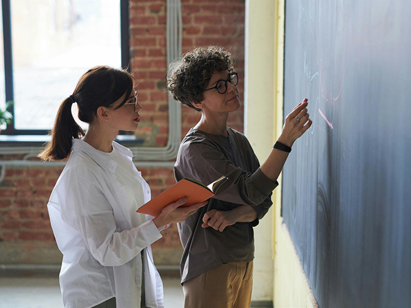 LiveSwitchboard (LSi) in Waterloo offers a wide array of services designed to meet all your needs. Located on University Avenue, we provide economical printing services, driving school training, and act as a central hub for managing Amazon returns. Our partnership with Purolator, FedEx, and DHL ensures that your packages are delivered swiftly and safely. Our store also offers a variety of essentials, including juices, pens, paper, masks, and party supplies. Join our ambassador and rewards programs to enjoy exclusive benefits. Experience unparalleled convenience at LiveSwitchboard.